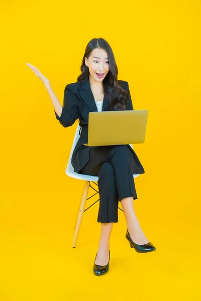 Retrato Hermosa Joven Mujer Asiática Sonrisa Con Ordenador Portátil Sobre —  Fotos de Stock