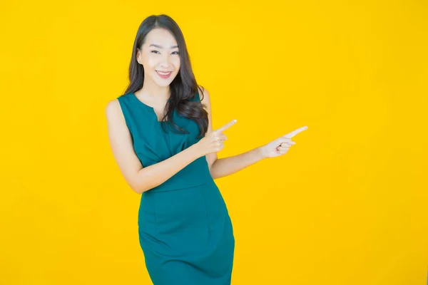 Portret Piękna Młoda Azjatycka Kobieta Uśmiech Akcji Tle Koloru — Zdjęcie stockowe