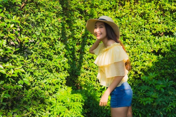 ポートレート若いアジアの女性幸せな笑顔は屋外の自然庭園の景色をリラックス — ストック写真