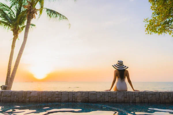 Retrato Hermosa Joven Asiático Mujeres Feliz Sonrisa Relajarse Con Cócteles — Foto de Stock