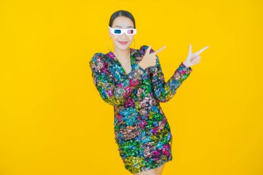 3D gözlüklü, renkli elbiseli güzel Asyalı kadın portresi.