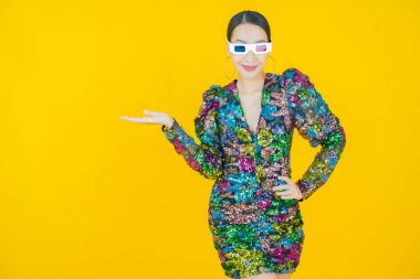 3D gözlüklü, renkli elbiseli güzel Asyalı kadın portresi.