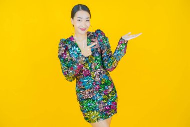 Portre güzel Asyalı kadın gülümsüyor. Renkli arka planda hareket var.