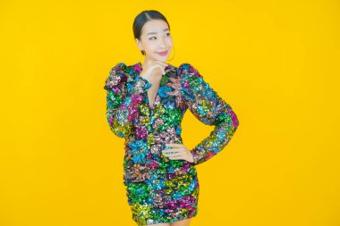 Portre güzel Asyalı kadın gülümsüyor. Renkli arka planda hareket var.