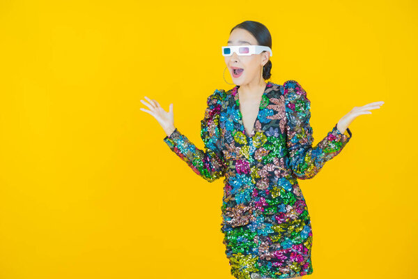 Портрет красивая молодая азиатская женщина в красочном платье с 3D очки
