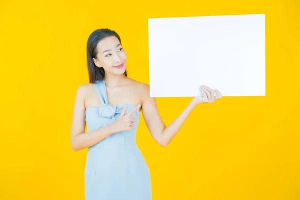 Portret Mooie Jonge Aziatische Vrouw Met Lege Witte Billboard Kleur — Stockfoto