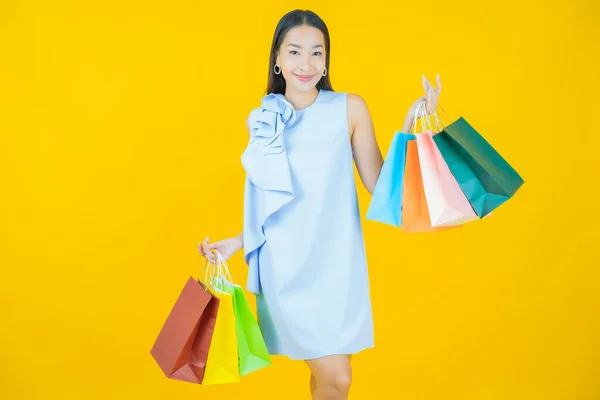 Retrato Hermosa Joven Mujer Asiática Sonrisa Con Bolsa Compras Fondo — Foto de Stock