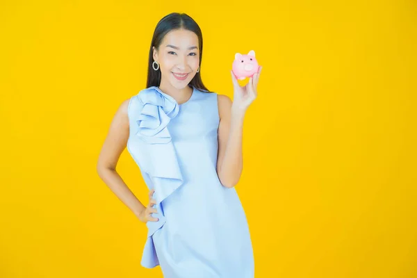 Porträtt Vacker Ung Asiatisk Kvinna Med Spargris Bank Färg Bakgrund — Stockfoto