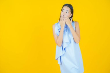 Portre güzel Asyalı kadın gülümsüyor. Renkli arka planda hareket var.