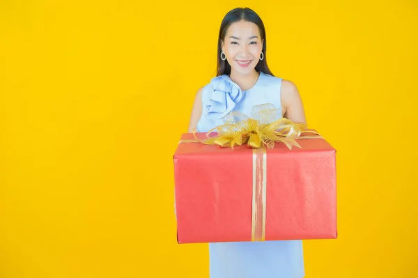 Portrait Belle Jeune Femme Asiatique Sourire Avec Boîte Cadeau Rouge — Photo