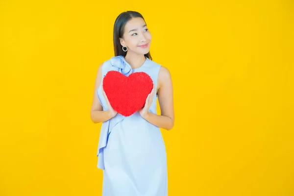 Retrato Hermosa Joven Asiática Mujer Sonrisa Con Corazón Almohada Forma — Foto de Stock