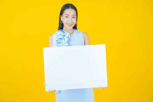 Portrait Beautiful Young Asian Woman Empty White Billboard Color Background — Stock Photo, Image