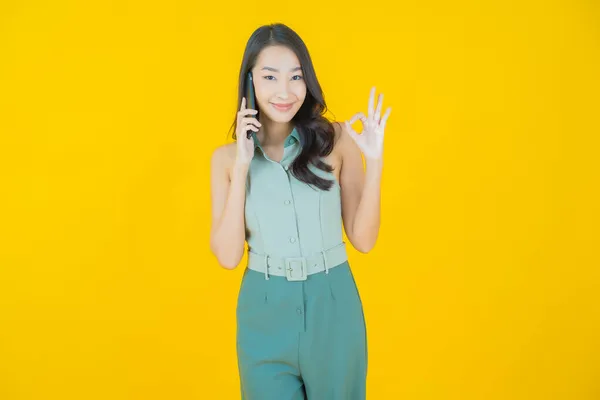 Portret Mooie Jonge Aziatische Vrouw Glimlach Met Slimme Mobiele Telefoon — Stockfoto