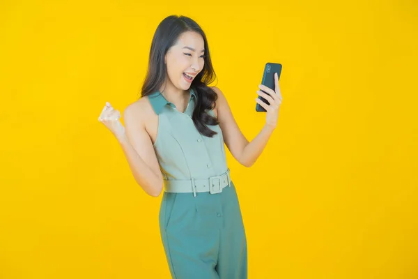 Porträt Schöne Junge Asiatische Frau Lächeln Mit Smartphone Auf Farbigem — Stockfoto