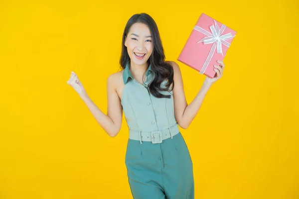 Retrato Hermosa Joven Mujer Asiática Sonrisa Con Caja Regalo Roja —  Fotos de Stock