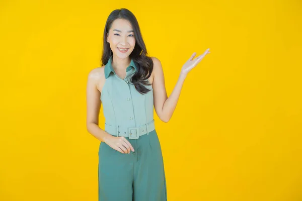 Retrato Hermosa Joven Asiática Mujer Sonrisa Con Acción Color Fondo —  Fotos de Stock