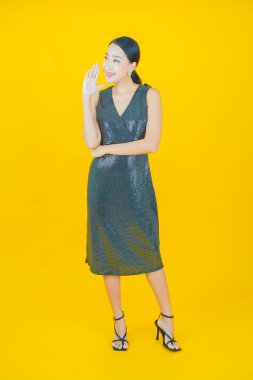 Portre güzel Asyalı kadın gülümsüyor. Renkli arka planda hareket var.