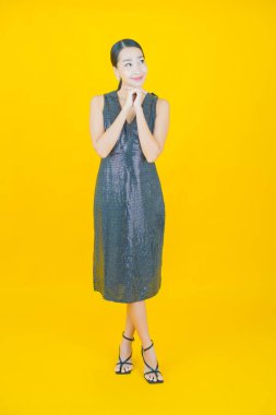 Portre güzel Asyalı kadın gülümsüyor. Renkli arka planda hareket var.