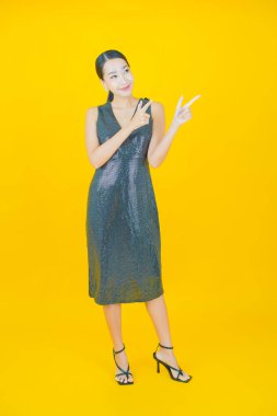 Portre güzel Asyalı kadın gülümsüyor. Renkli arka planda hareket var.