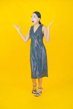 Portre güzel Asyalı kadın gülümsüyor. Renkli arka planda hareket var.