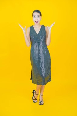 Portre güzel Asyalı kadın gülümsüyor. Renkli arka planda hareket var.