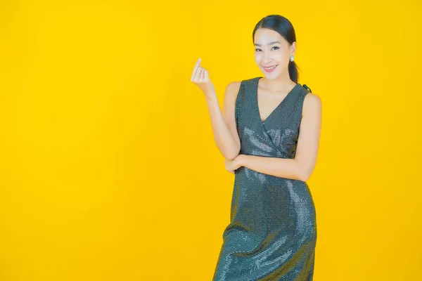 Retrato Bonito Jovem Asiático Mulher Sorriso Com Ação Cor Fundo — Fotografia de Stock