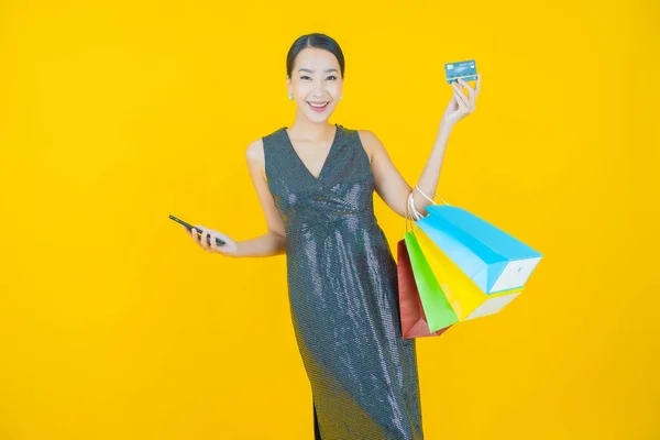 Ritratto Bella Giovane Donna Asiatica Sorriso Con Shopping Bag Sfondo — Foto Stock