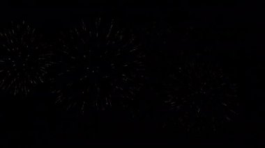 Gece gökyüzünde patlayan havai fişeklerin yakın çekim görüntüleri.