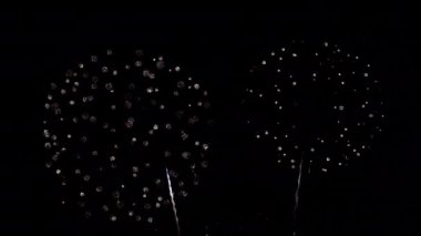 Gece gökyüzünde patlayan havai fişeklerin yakın çekim görüntüleri.