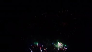 Gece gökyüzünde patlayan havai fişeklerin yakın çekim görüntüleri.