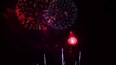 Gece gökyüzünde patlayan havai fişeklerin yakın çekim görüntüleri.