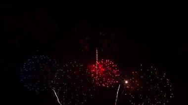 Gece gökyüzünde patlayan havai fişeklerin yakın çekim görüntüleri.