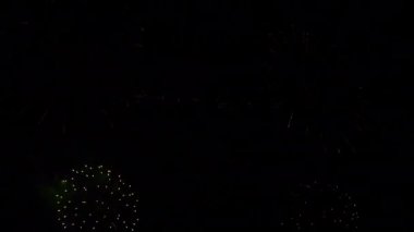 Gece gökyüzünde patlayan havai fişeklerin yakın çekim görüntüleri.