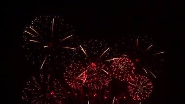 Gece gökyüzünde patlayan havai fişeklerin yakın çekim görüntüleri.