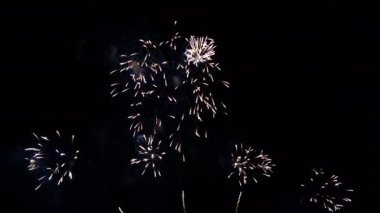 Gece gökyüzünde patlayan havai fişeklerin yakın çekim görüntüleri.