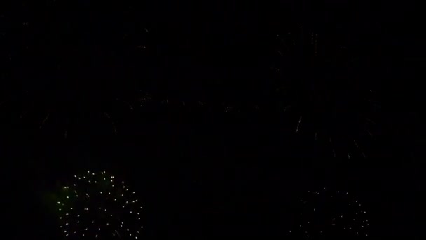 Imágenes Cerca Fuegos Artificiales Que Explotan Cielo Nocturno — Vídeos de Stock