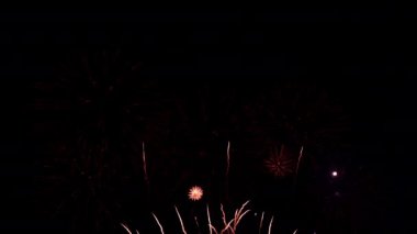 Gece gökyüzünde patlayan havai fişeklerin yakın çekim görüntüleri.