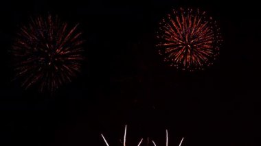 Gece gökyüzünde patlayan havai fişeklerin yakın çekim görüntüleri.
