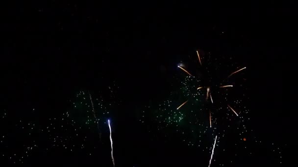 Imágenes Cerca Fuegos Artificiales Que Explotan Cielo Nocturno — Vídeos de Stock