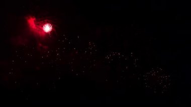 Gece gökyüzünde patlayan havai fişeklerin yakın çekim görüntüleri.