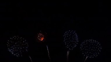 Gece gökyüzünde patlayan havai fişeklerin yakın çekim görüntüleri.