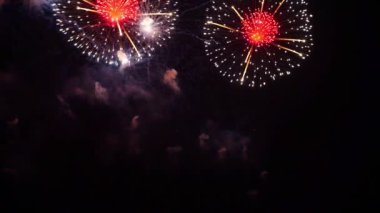 Gece gökyüzünde patlayan havai fişeklerin yakın çekim görüntüleri.