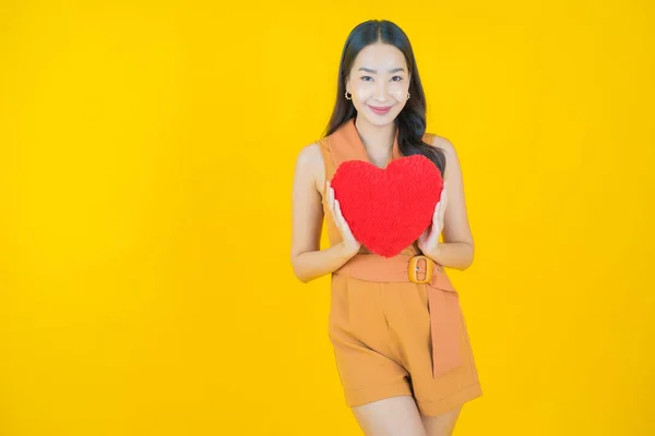 Retrato Bonito Jovem Asiático Mulher Sorriso Com Coração Travesseiro Forma — Fotografia de Stock