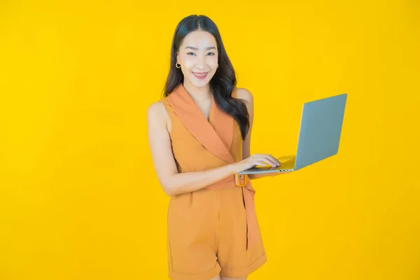 Portret Mooie Jonge Aziatische Vrouw Glimlach Met Computer Laptop Geïsoleerde — Stockfoto