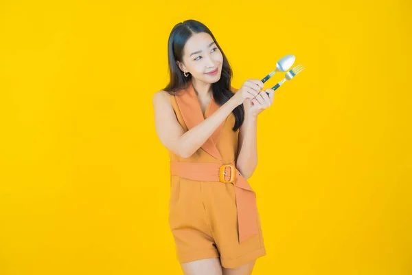 Porträt Schöne Junge Asiatische Frau Lächeln Mit Löffel Und Gabel — Stockfoto