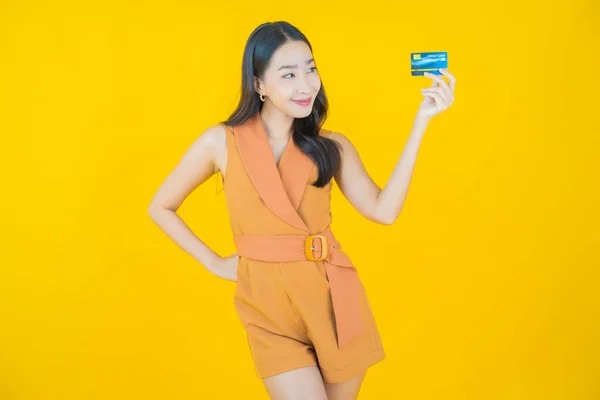 Güzel Bir Asyalı Kadının Portresi Renkli Kredi Kartıyla Gülüyor — Stok fotoğraf