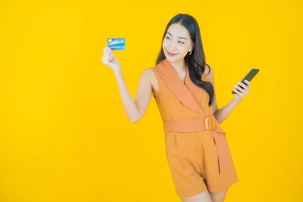 Retrato Hermosa Joven Asiática Mujer Sonrisa Con Tarjeta Crédito Color —  Fotos de Stock