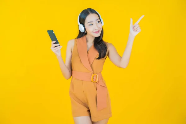 Retrato Hermosa Joven Mujer Asiática Con Auriculares Teléfono Inteligente Para —  Fotos de Stock