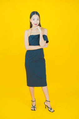 Portre güzel Asyalı kadın gülümsüyor. Renkli arka planda hareket var.