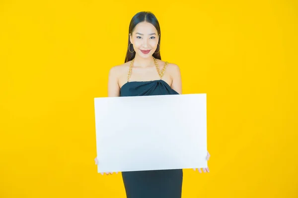 Portret Mooie Jonge Aziatische Vrouw Met Lege Witte Billboard Kleur — Stockfoto